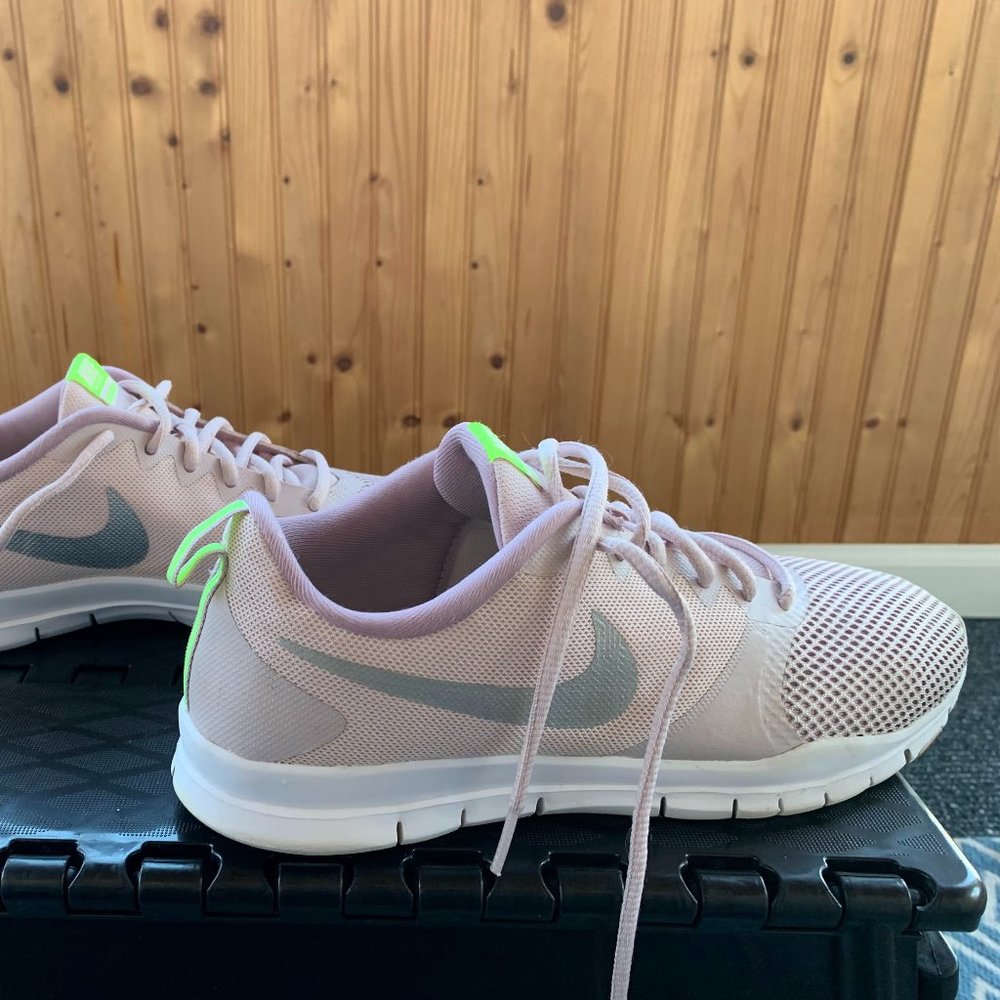 nike training flex trainers in pink